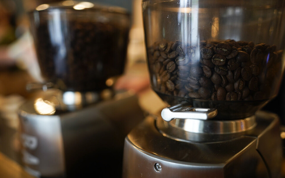 Prisen på råkaffe har økt kraftig den siste tiden. Det skyldes både tørke, frost og høyere fraktpriser.