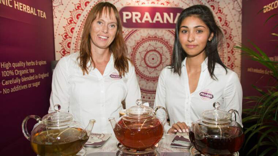 Søndag begynte det å tette seg til foran standene til de norske Anuga-utstillerne – her representert ved Hilde Jahren (til venstre) og Sarah Rasamanickam.