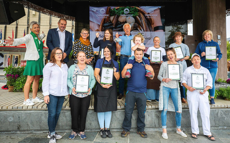 Vinnerne av årets produkter under helgens Trøndersk Matfestival jubler sammen med daglig leder Aslaug Rustad i Oi! Trøndersk Mat og Drikke (bak til venstre), Ståle Gjersvold i TrønderEnergi og Eli Arnstad i Sparebank1 SMN.