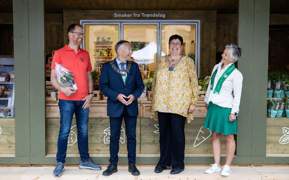 Foto Gustav Myraune i Rågo (til venstre), ordfører Frode Revhaug i Frosta, ordfører Rita Ottervik i Trondheim og Aslaug Rustad i Oi! Trøndersk Mat og Drikke. Foto: Wil Lee-Wright / Oi! Trøndersk Mat og Drikke
