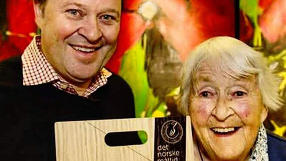 Arne Hjeltnes og juryen hedret Astri Riddervold.