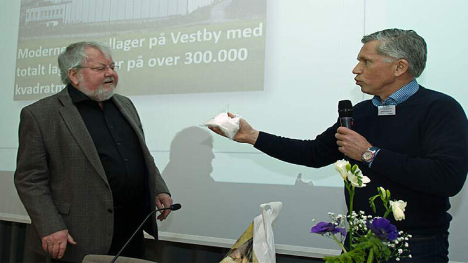 Sagogrynene er tilbake – Per Roskifte overrakte de første til Trygve Eklund.