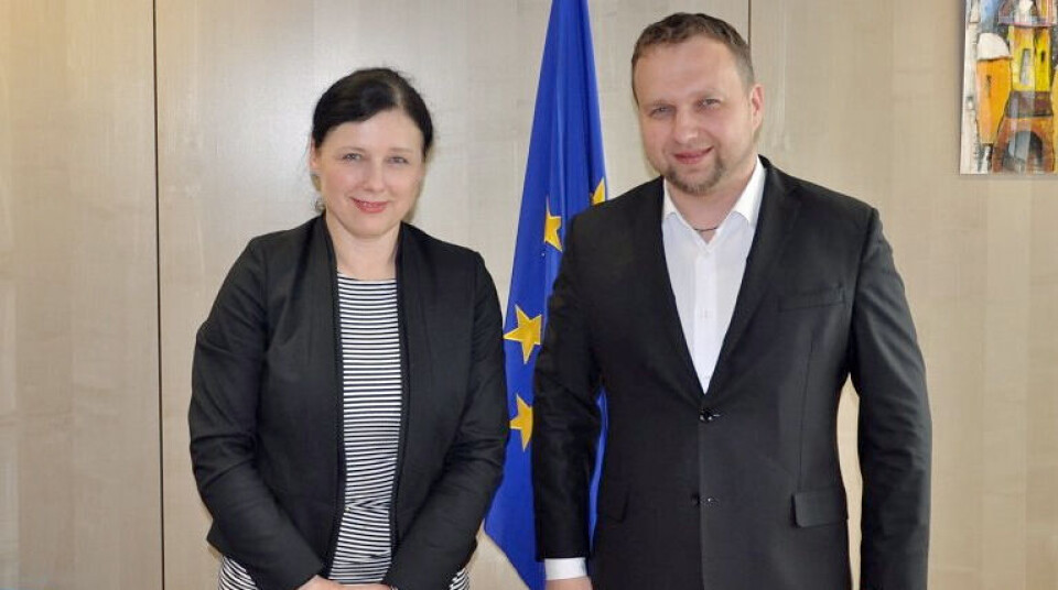 PÅ SAKEN: Tsjekkias landbruksminister Marian Jurečka har møtt EUs forbrukerkommissær Věra Jourová for å få hjelp til å få like merkevarer.