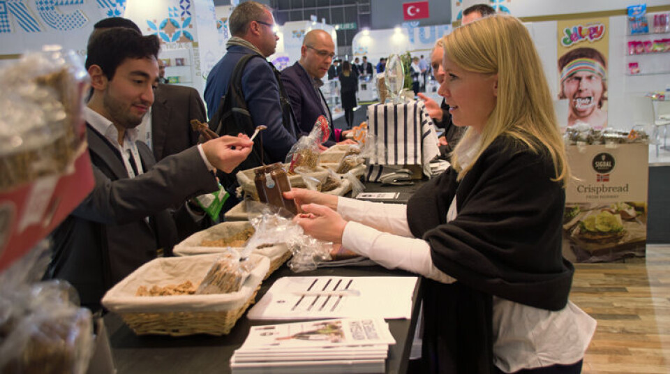 OMSVERMET: Silje Eriksen forteller om stor interesse på Sial – hun sto på stand for Sigdal Bakeri. (Foto: Georg Mathisen)