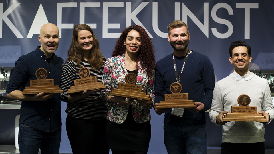 GLADE VINNERE: Her er vinnerne i årets NM i Kaffekunst: Fra venstre: Odd-Steinar Tøllefsen, Ingrid Aas, Sarah Mahmood, Preben Oosterhof og Rory Lee Rosenberg. (Foto: Helena Krekling)