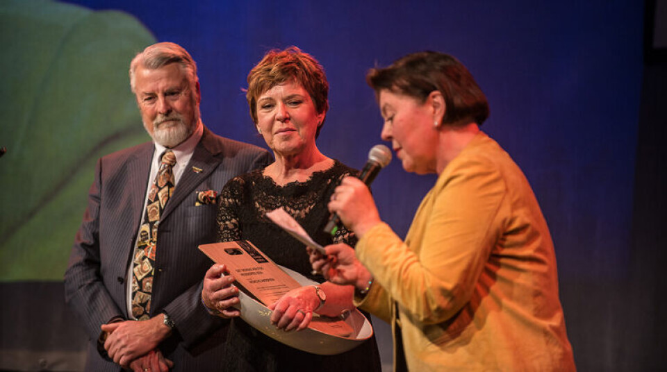 HEDRET: Halvor Heuch, Bodil Nordjore og de andre tidligere hedersprisvinnerne utgjør juryen som delte ut pris til Wenche Andersen. (Foto: Det Norske Måltid)