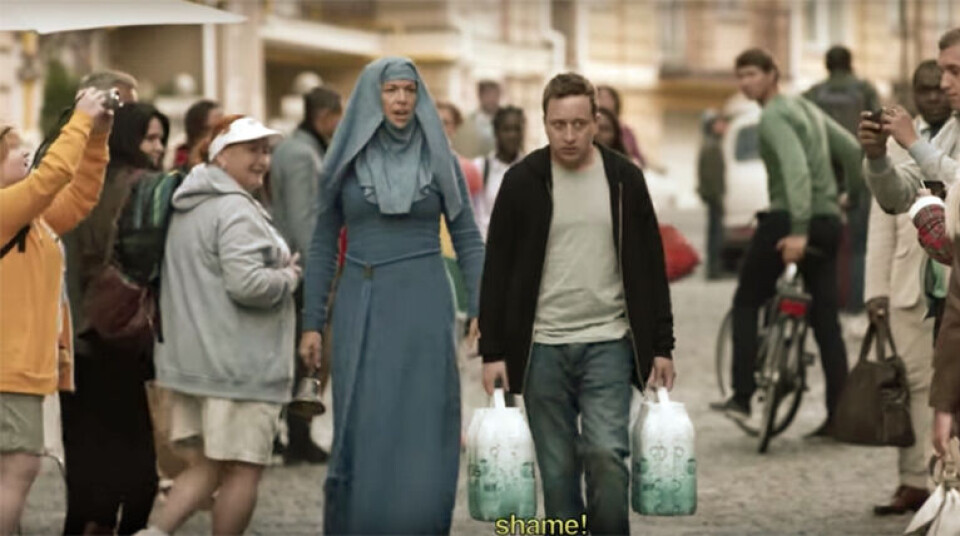 MOBBES: En flaskevannkjøper plages i reklamefilmen «Shame or Glory». (Bilde fra filmen)