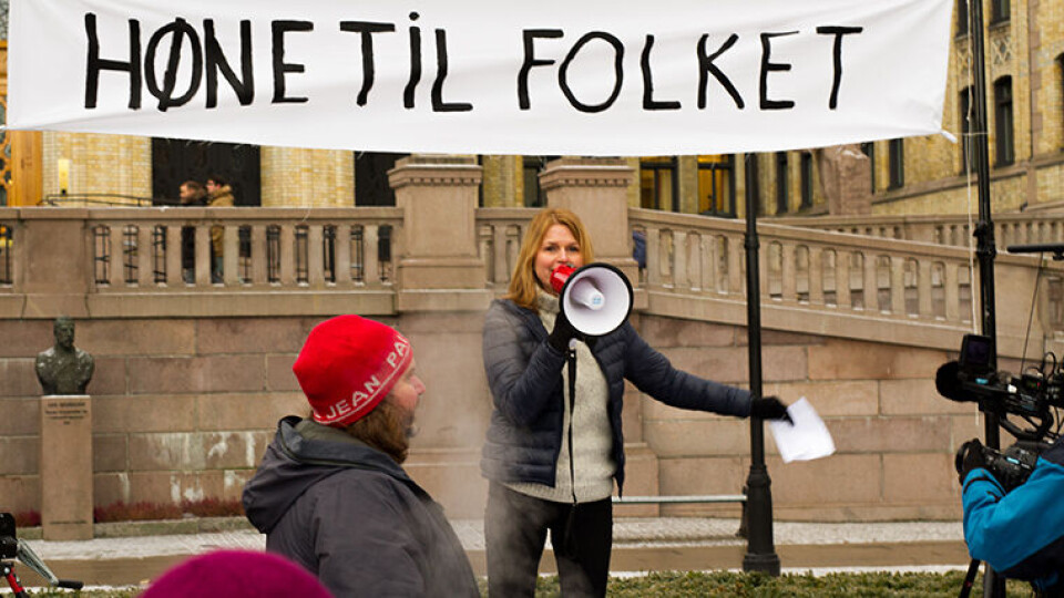 UTENFOR STORTINGET: I programserien «FBI redder høna» har programleder Marit Evertsen Grimstad og Forbrukerinspektørene jobbet for å få hønene ut til folket igjen. Her arrangerer de hønsefest utenfor Stortinget. (Foto: Oskar Gårdsrud Paulsrud)