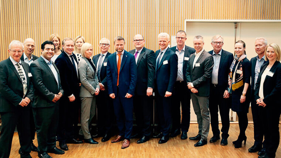 TILSLUTNINGSAVTALE: I dag signerte 20 medlemsbedrifter i NHO Mat og Drikke tilslutningsavtale med helse- og omsorgsminister Bent Høie. Siden desember i fjor har til sammen 27 bedrifter sluttet seg til arbeidet. (Foto: Monica Strømdahl)