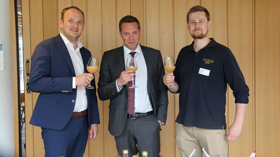 EPLEMOST: Landbruks- og matminister Jon Georg Dale, kommersiell direktør Thomas Ramdahl i Norwegian og Peder Egge fra Egge Gård smaker på eplemosten som skal selges på flyvninger hos Norwegian fra september. Foto: DRM24/Elisabeth Bogstad