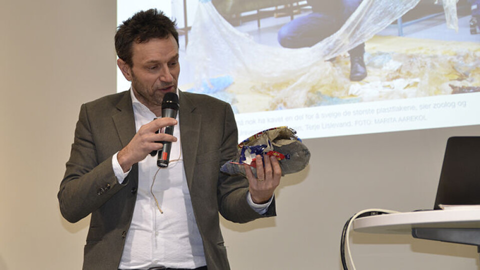 PLASTSØPPEL: - Hvor blir det av dette, trolig ender det opp i elva som munner ut i havet, sa Arild Hermstad i MDG Hordaland, og viste frem plastsøppel han hadde funnet på vei til messen. (Foto: Synnøve Prytz Berset)