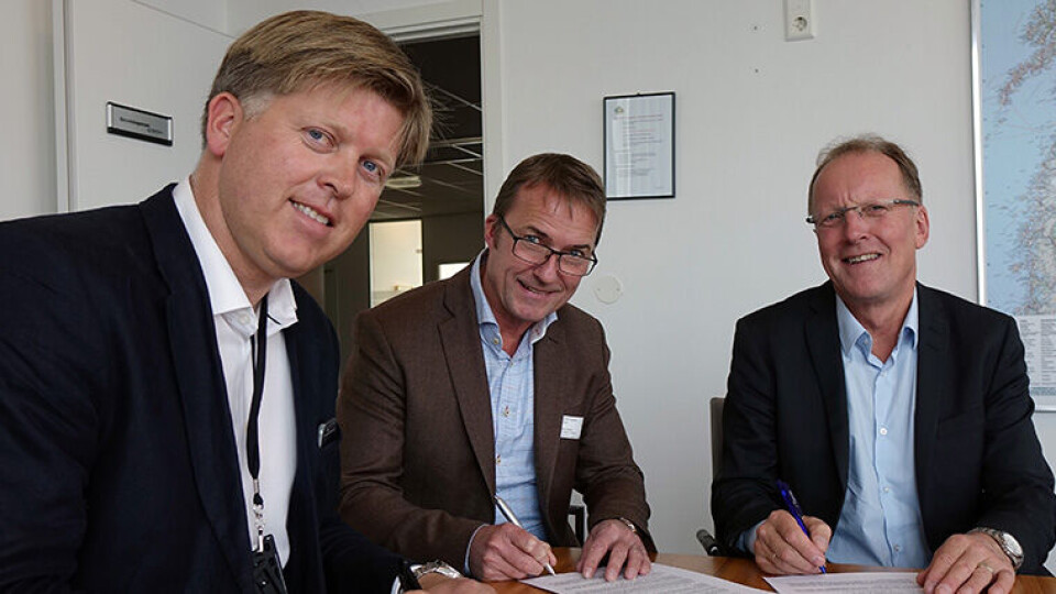 SIGNERING: På ekstraordinær generalforsamling 20. september ble Animalia AS stiftet. Representanter for de tre involverte partene signerte aktuelle dokumenter. Rolf G. Fjeldheim (for Animalia AS), Ståle Gausen (for Kjøtt- og fjørfebransjens Landsforbund - KLF), Egil Olsvik (for Nortura SA). (Foto: Animalia)
