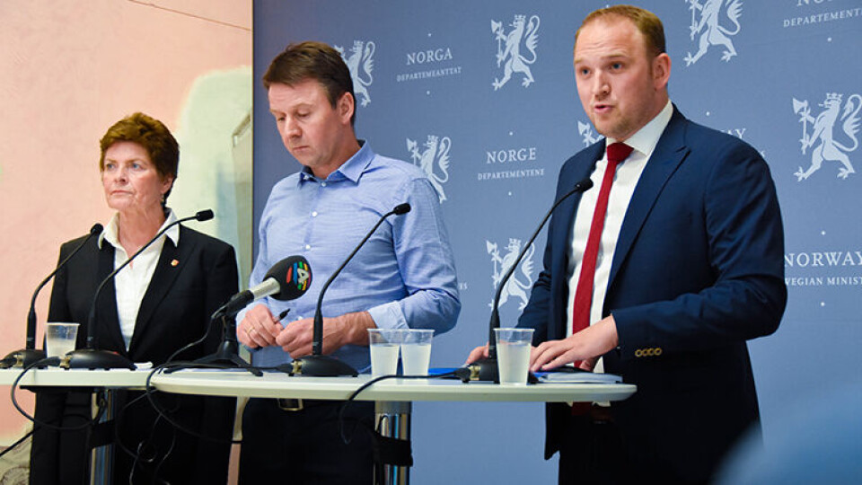 FRA GÅRSDAGENS MØTE: Fra venstre: Lars Petter Bartnes i Norges Bondelag, Merete Furuberg i Norsk Bonde- og Småbrukarlag og Statens forhandlingsleder, departementsråd Leif Forsell. (Foto: Landbruks- og matdepartementet)