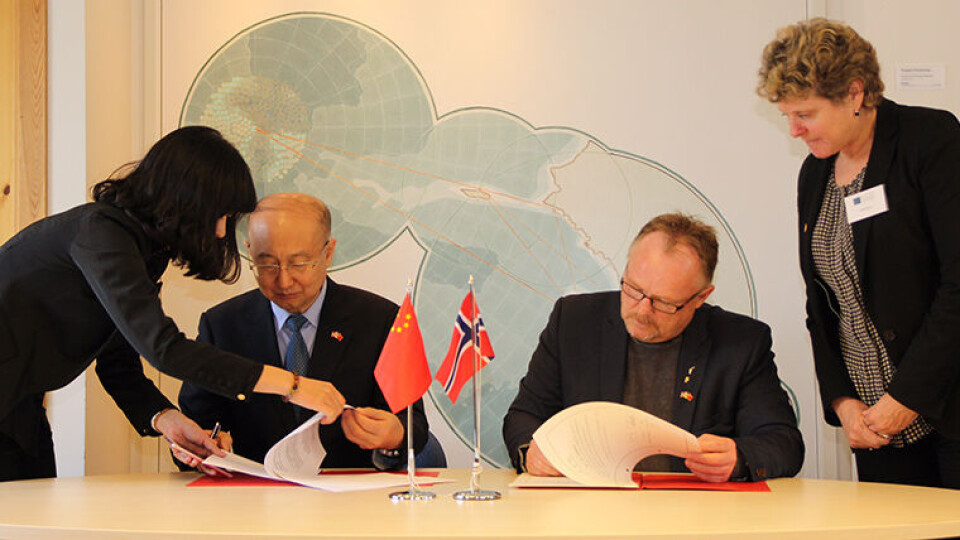 SINGERING: Minister for Kinas veterinærmyndigheter, Shuping Zhi, og fiskeriminister Per Sandberg undertegnet før helgen en avtale om import og eksport av matvarer. (Foto: Nærings- og fiskeridepartementet)