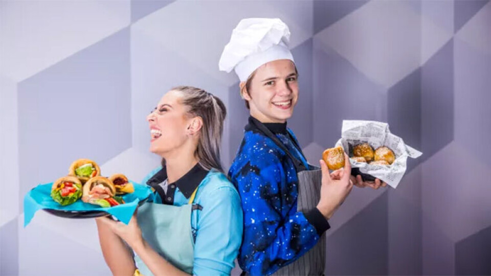 MORSOMME UTFORDRINGER: Se Amalie Olsen og Murdrocks ta morsomme FoodChallenges med MatStart på matstart.no. (Foto: MatPrat/MatStart)