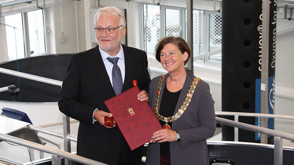 SEREMONI: Det var ordfører i Ålesund, Eva Vinje Aurdal, som overrakte medaljen til Karsten Glomset under den seremoni på AGAs internasjonale innovasjonssenter i Ålesund sist fredag. (Foto: Knut Narvestad)