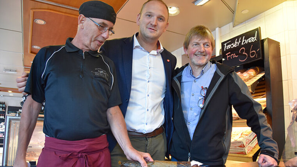 SPEKEPØLSE: – Det ligger et stort potensial for større verdiskaping i viltkjøtt- og jaktnæringa, sa landbruks- og matminister Jon Georg Dale, da han tok imot en egenstappet spekepølse fra Johan Trygve Solheim ved Norsk Hjortesenter i lokalene til Strøm-Larsen i forrige uke. Her er ministeren sammen med butikksjef Strøm-Larsen og Johan Trygve Solheim. (Foto: Landbruks- og matdepartementet)