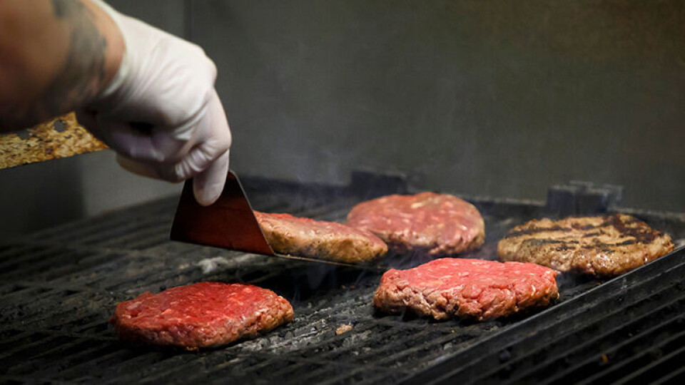 MEDIUM STEKTE HAMBURGERE: Selv om risikoen for sykdom er liten, bør utsatte grupper som gravide, små barn og andre med nedsatt immunforsvar ikke spise medium stekte hamburgere. (Foto: SCANPIX)