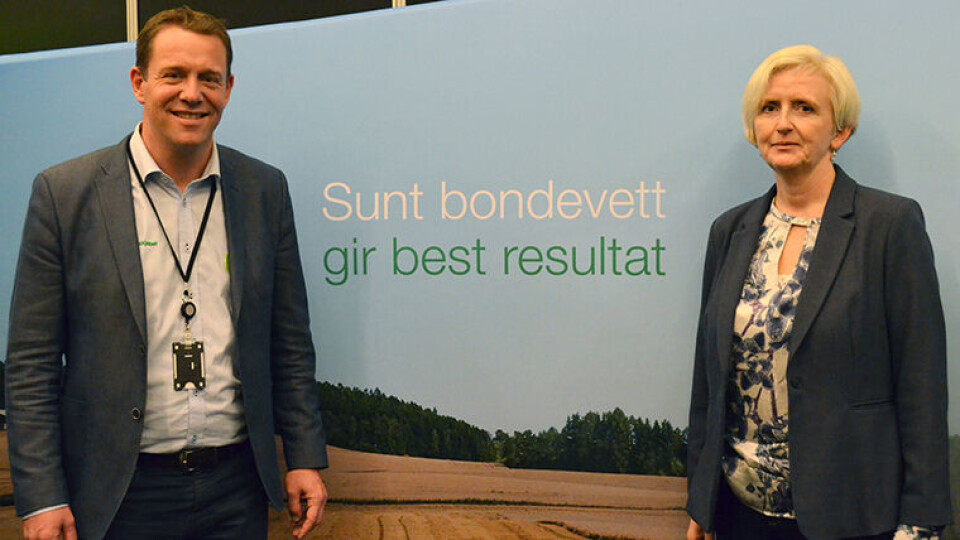 KLIMASMART: Vegard Braate, Felleskjøpet Agri og Birgit Risholt, SINTEF Byggforsk. (Foto: Felleskjøpet)