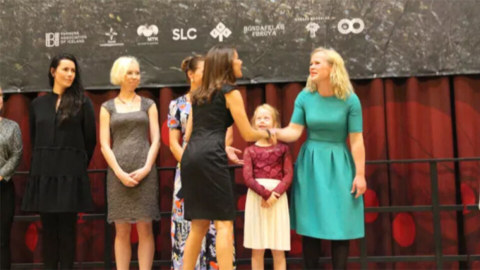 PRISUTDELING: May Britt Stormoen, undervisningsansvarlig ved Geitmyra Matkultursenter i Oslo, mottok Embla-prisen av H.K.H. Prinsesse Marie av Danmark. Datteren Lois Stormoen Thomac (9) var også med. (Foto: Norges Bondelag)