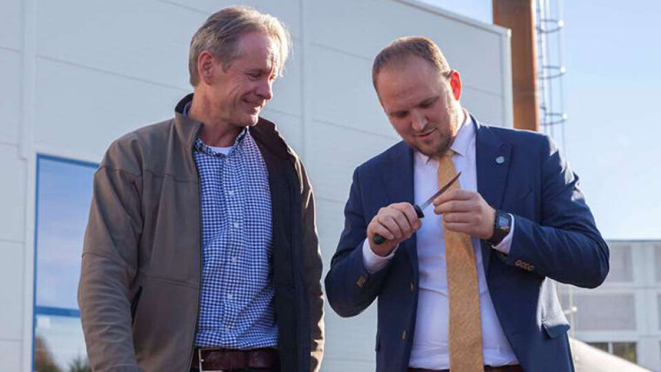 OFFISIELL ÅPNING: Landbruks- og matminister Jon Georg Dale, som tidligere har vært skjærer i mange år, fikk en ny kniv til å foreta «snorklippingen» med. Her sammen med daglig leder i Oplandske Bioenergi, Einar Stuve. (Foto: Nortura)