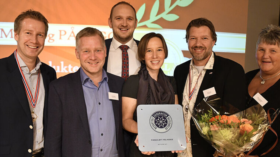 UTDELING: Fra venstre: Espen Larsen fra Finsbråten, Erik Mydland fra Mydland, statsråd Jon Georg Dale, Elin Brunsdon fra Animalia, Pål Espung fra Nortura og Marit Nicolaisen fra Grilstad. (Foto: Camilla Berg Hansen/Matmerk)
