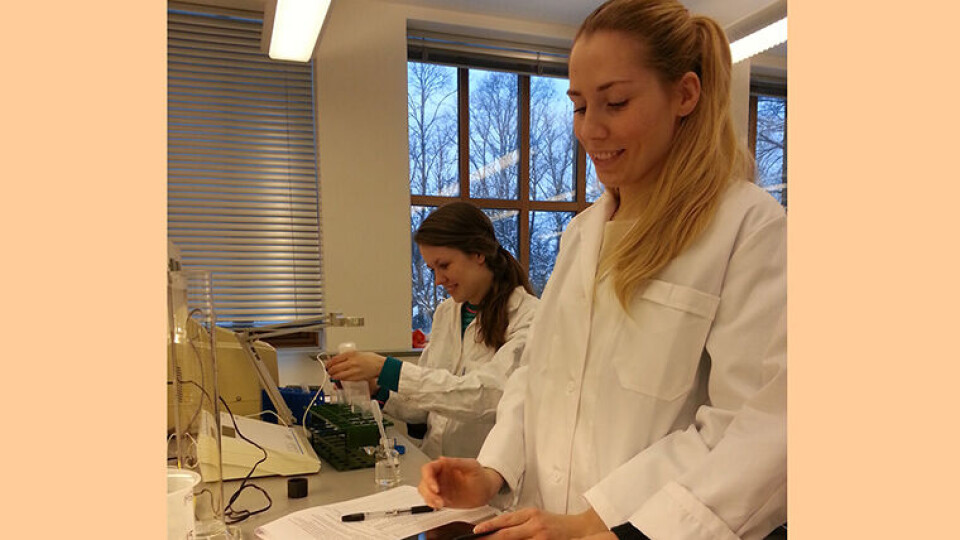 I LABEN: (F.v.) Monica Håland og Helen Hoem analyserer melk på laben. (Foto: Privat)