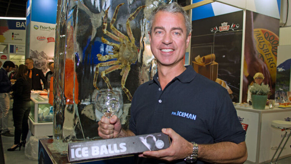 ISMANN: Jack Stensland stiller med kongekrabbe i 800 kilo is på Anuga – alt for å selge de nye isballene fra Mr. Iceman. (Foto: Georg Mathisen)