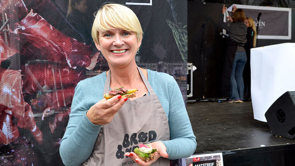 KLIMASMART: – Overskuddsbrød er en utmerket ingrediens, sier Torunn Nordbø i Opplysningskontoret for brød og korn og viser frem en klimasmart brødblings. (Foto: Synnøve Prytz Berset)
