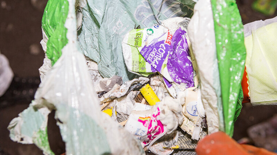 SKITTEN PLASTEMBALLASJE: Bare én av seks nordmenn kan med hånden på hjertet si at de aldri leverer inn tilgriset plastemballasje. (Foto: Johnny Syversen)