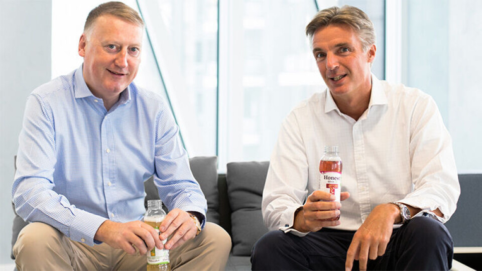 AMBISIØSE: – This is Forward forklarer hva vi vil gjøre for å prestere enda bedre. Vi nøyer oss ikke med å være fornøyde med hvordan ting er gjort så langt, sier Tim Brett i Coca-Cola Company i Vest-Europa og Damian Gammel i Coca-Cola European Partner, om selskapenes felles bærekraftsplan. (Foto: Coca-Cola)