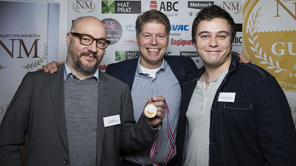 GULLVINNERE: Her er glade vinnere fra Gunnar Ruud Catering AS som vant gull i kategoriene røkt pinnekjøtt, urøkt julepølse og medisterkaker. (Foto: John T. Pedersen)
