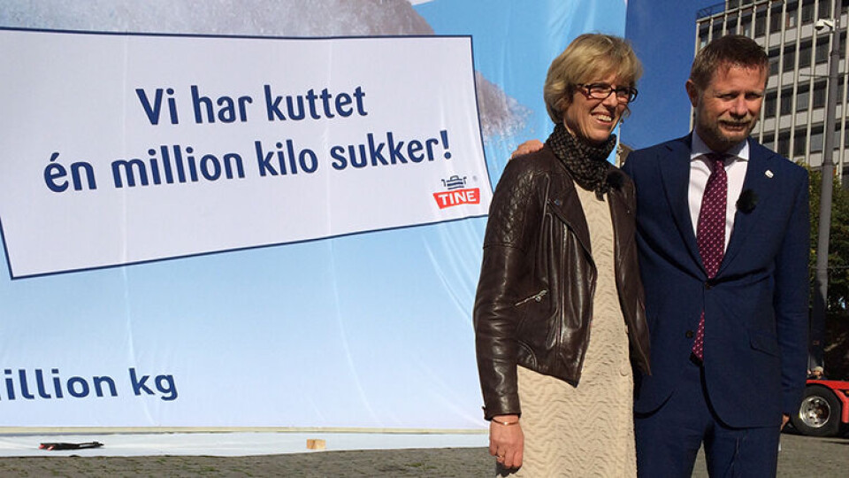 KUTTER SUKKER: Fra 2006 til i dag har Tine redusert sukker tilsvarende en besparelse på 1 million kilo sukker pr år. Her er konsernsjef Hanne Refsholt sammen med helseminister Bent Høie. (Foto: Tine)