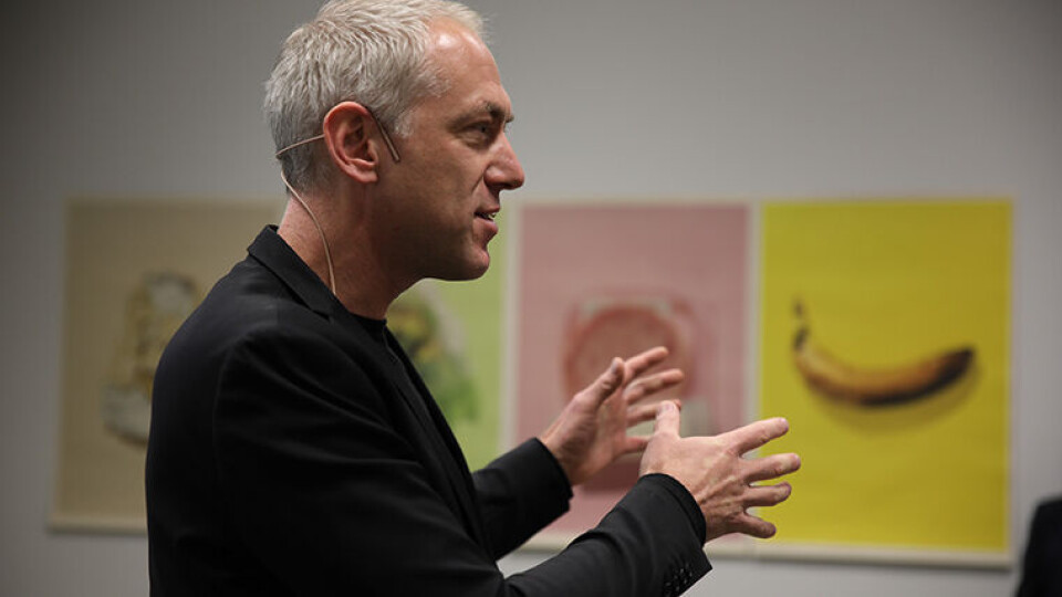 BRUK SANSENE: Med boka 'Kunsten å ikke kaste mat' håper Thomas Horne å påvirke forbrukerne til å bruke sansene sine for å vurdere hva som kan spises. (Foto: Snorre Tønset)