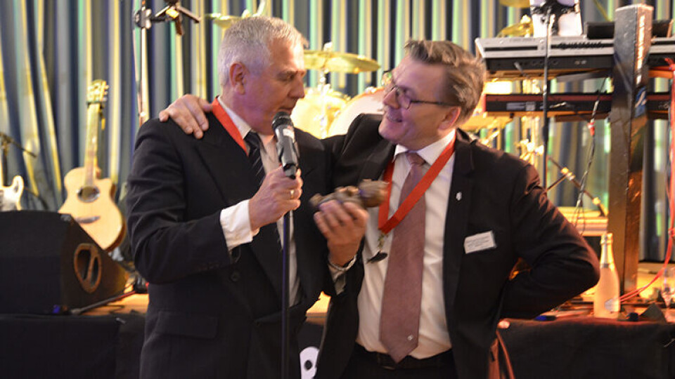 STOLT MOTTAKER: Nils V. Juul ble tildelt «Matmonsen» under Næringsmiddeldagene i Trondheim forrige uke. Her sammen med styreleder Stig-Yngve Pedersen i Teknologisk Matforum som delte ut prisen. (Foto: Synnøve Prytz Berset)