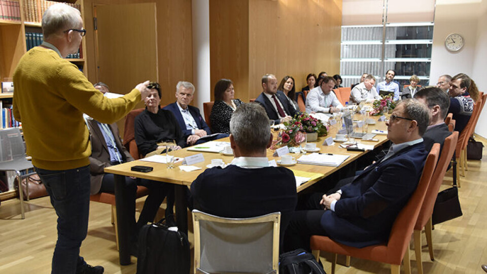 MATNASJON: I går møtte delegasjonen statsråd Dale til et dialogseminar i Den norske ambassaden i Berlin. Statsråden innledet til diskusjon med utgangspunkt i temaet «Hvordan kan vi bygge matnasjonen Norge». (Foto: Landbruks- og matdepartementet)