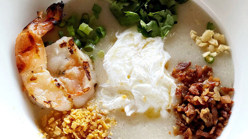 RISRETT MED REKE, BACONBITER OG EGG: Kjøtt er i ferd med å innta en annen rolle på tallerkenen, som ingrediens eller smaksforsterker heller enn som hovedrett, sa samfunnsanalytiker Anne Cecilie Helene Zondag i MatPrat under årets Næringsmiddeldager. (Foto: Shutterstock)