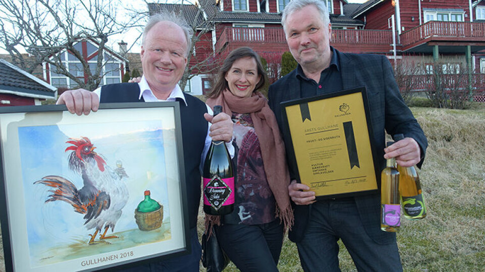 PRISVINNERE: Frukt og siderruta i Ulvik mottok prisen Årets GullHane 2018. På bildet f.v.: Nils Lekve i Hardanger saft og siderfabrikk, jurymedlem Chrisine Baglo og Asbjørn Børsheim i Ulvik Frukt & Cideri. (Foto: Hanen)