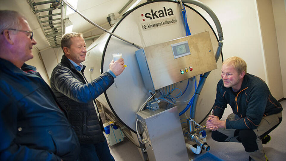 Smarte melketanker: John Solberg (f.v.) i Tine, fabrikksjef Atle Monsås i Skala Fabrikk og melkeprodusent Rune Ranøien (Foto: Vegard Eggen)