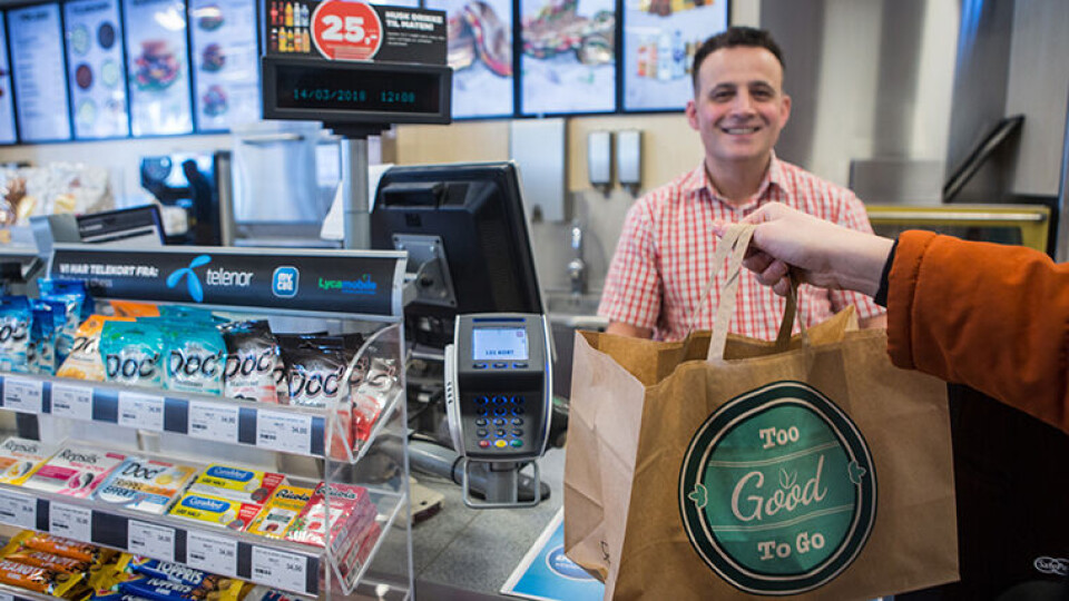 FORUNDRINGSPOSE: Stasjonsdriver Bekim Istrefi på Circle K Brynseng i Oslo deler ut forundringsposer med bagetter og bakverk. (Foto: Johnny Syversen)