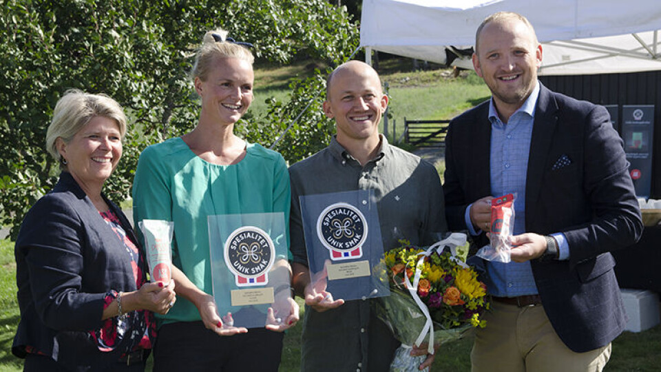 PRISUTDELING: Fra venstre: adm.dir i Matmerk Nina Sundqvist, Anne Marte og Kristoffer Evang fra Ask Gård, og landbruks- og matminister Jon Georg Dale. (Foto: Synnøve Prytz Berset)