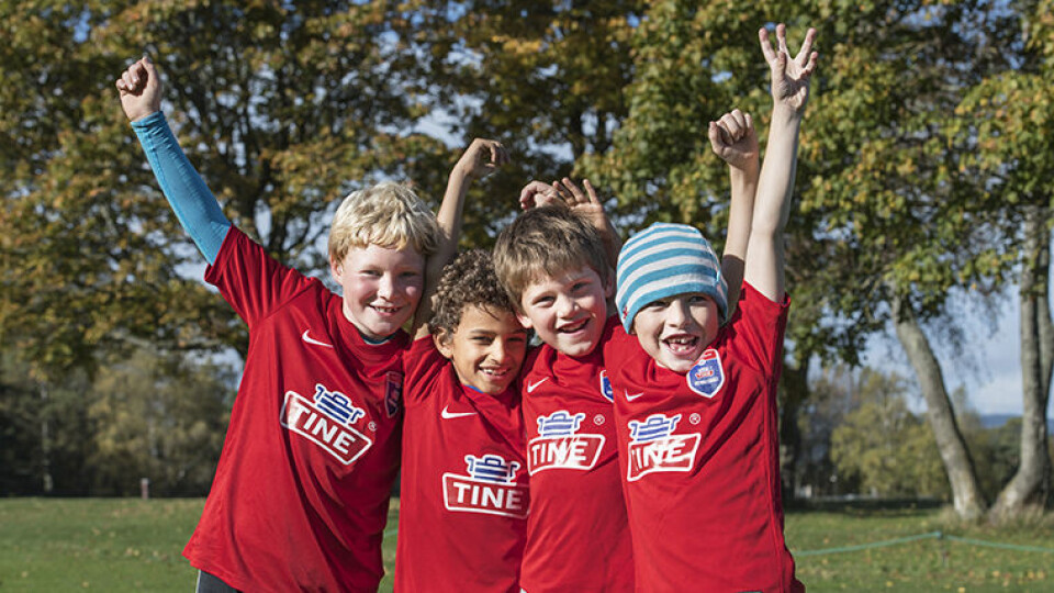 Fotballskole: 70 000 barn i alderen 6–12 år deltar i år på Tines fotballskole. (Foto: Tine)