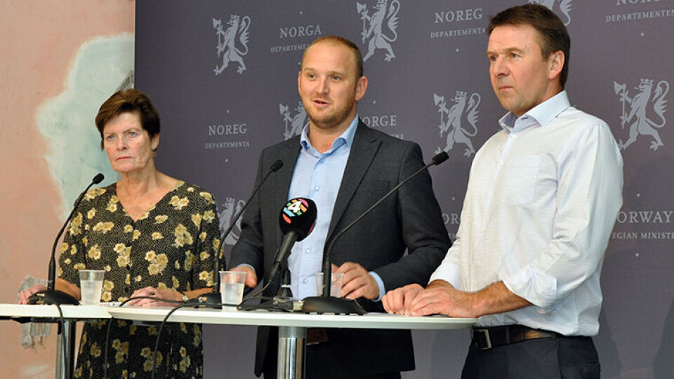 KOMPENSASJON: Staten og jordbruket har blitt enige om at det skal utbetales 525 millioner kroner i ekstra kompensasjon som følge av tørken og avlingsskader i sommer. Fra gårsdagens pressekonferanse, fra venstre: Merete Furuberg leder i Norsk Bonde og Småbrukarlag, tidligere landbruks- og matminister Jon Georg Dale og leder i Norges Bondelag, Lars Petter Bartnes. (Foto: Landbruks- og matdepartementet)
