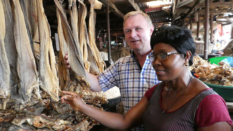 TØRRFISK: Jon Edvard Johansen fra Hovden Fiskeindustri AS inspiserer norsk tørrfisk på marked i Lagos, Nigeria. (Foto: Norges sjømatråd)