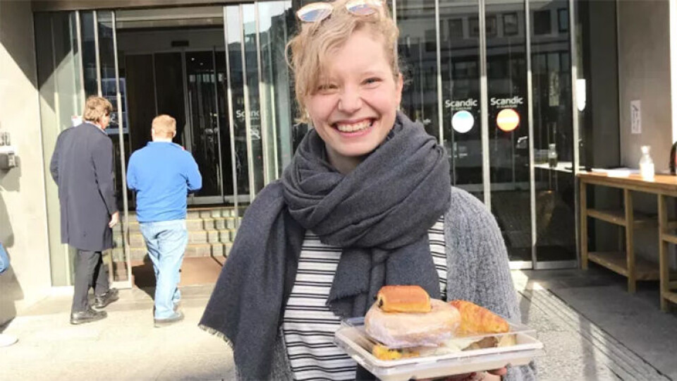 OVERSKUDDSMAT: Matredderen Silje Marie Bunæs har hentet seg en porsjon med overskuddsmat fra frokostbuffeten til Scandic St. Olavs plass. (Foto: Too Good To Go)