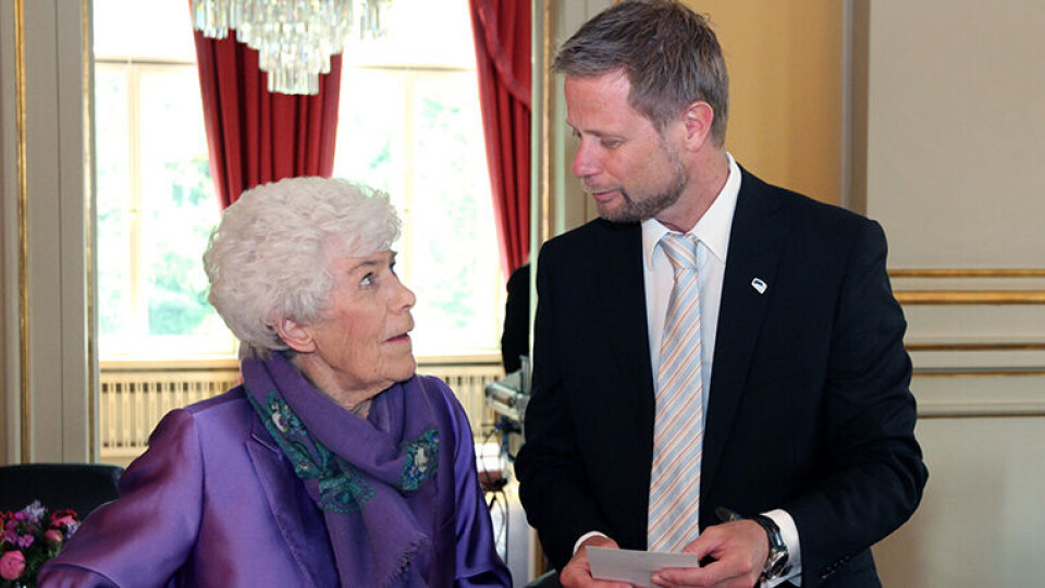 Folkekjær: Bilde tatt på Ingrid Espelid Hovigs 90-årsdag i 2014, da Bent Høie og regjeringen inviterte til lunsj for å feire dagen og arbeidet Hovig har gjort for folkehelsen. (Foto: Helse- og omsorgsdepartementet)