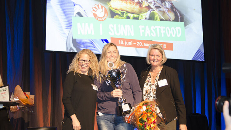 NM I SUNN FASTFOOD: – Jeg er fryktelig stolt og ydmyk over å få denne prisen nok en gang. Men jeg vil dele seieren med industrien og konsepteier GO’2 Grill, som har vært viktige bidragsytere for å få dette til, sa daglig leder i Patricias Gatekjøkken Anne-Lise Elizabeth Sørensen (i midten). Her med Linda Granlund i Helsedirektoratet og Cathrine Øverås Frisvold i OFG. (Foto: Synnøve Prytz Berset)