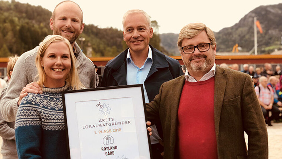 PRISUTDELING: F.v. Pernille Vea og Gunnar Sagstuen fra Røyland Gård, Einar Gundersen og Bernt Bucher Johannessen, daglig leder i Hanen. (Foto: Eli Strand)