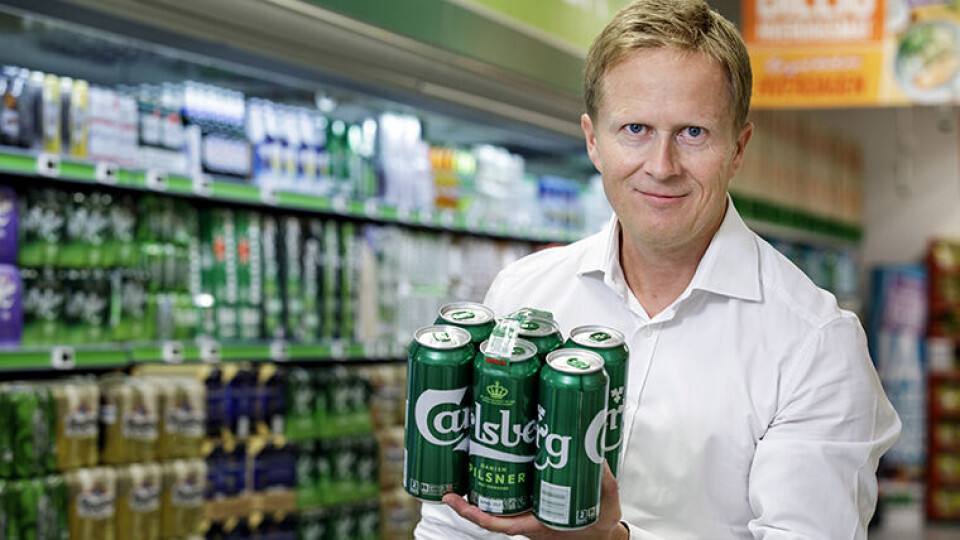 PLASTLØS: Administrerende direktør Anders Røed i Ringnes viser den nye, plastløse emballasjen. (Foto: Ringnes)