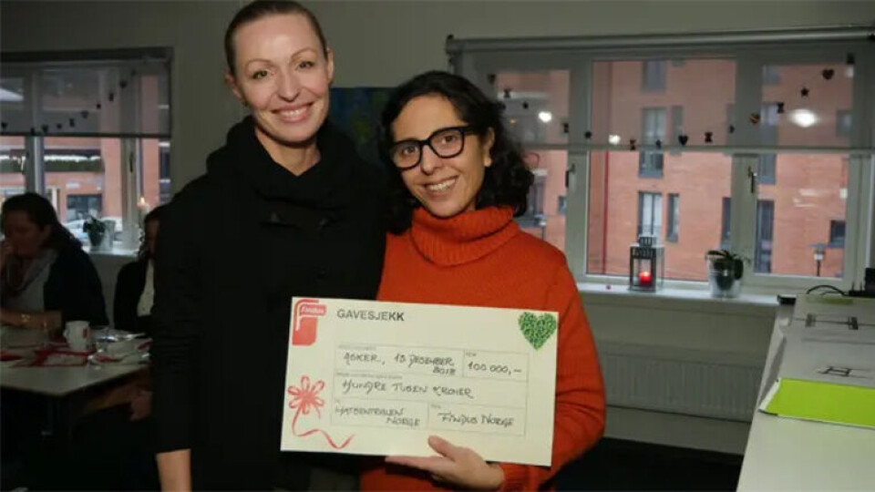 ÅRETS JULEGAVE: Paula Capodistrias fra Matsentralen (til høyre) med gavesjekken fra Findus, overrakt av markedsdirektør Malin Valdal Corneliussen i Findus. (Foto: Findus)